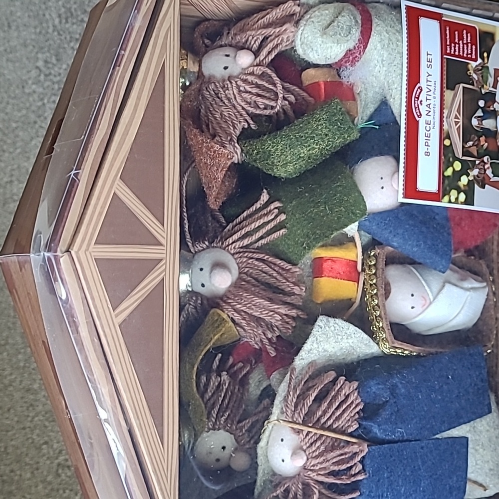 8 piece Nativity Set - Picture 4 of 4